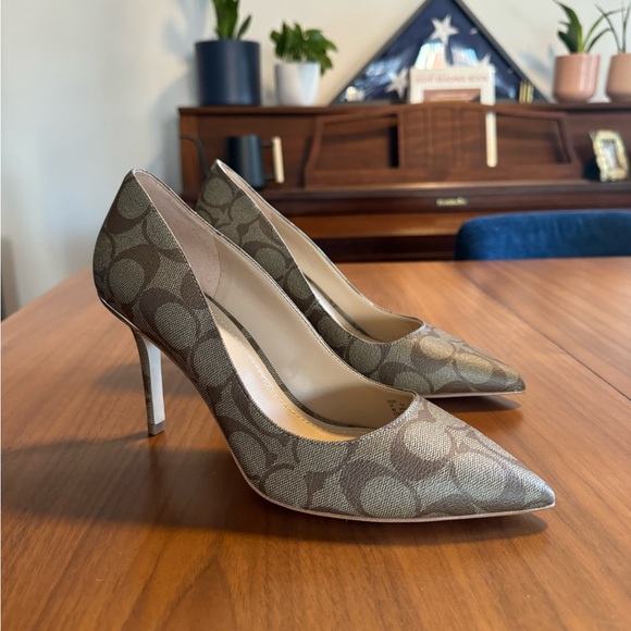 Coach Wiley Sig Pump - Picture 4 of 5